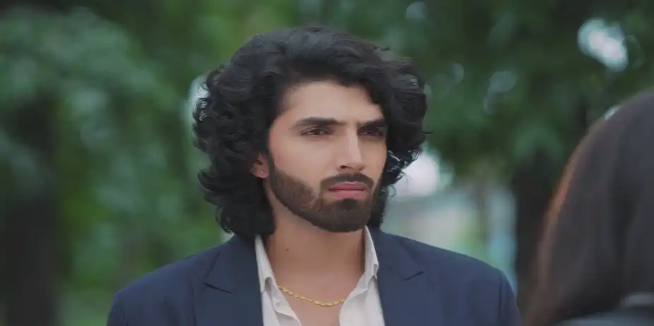 Raghav Meets Kirti - Jaane Anjaane Hum Mile