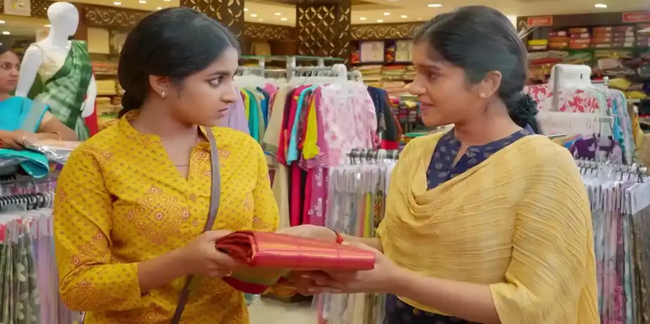 Karna Fails to See Indhu - Chinnan Siru Kiliye