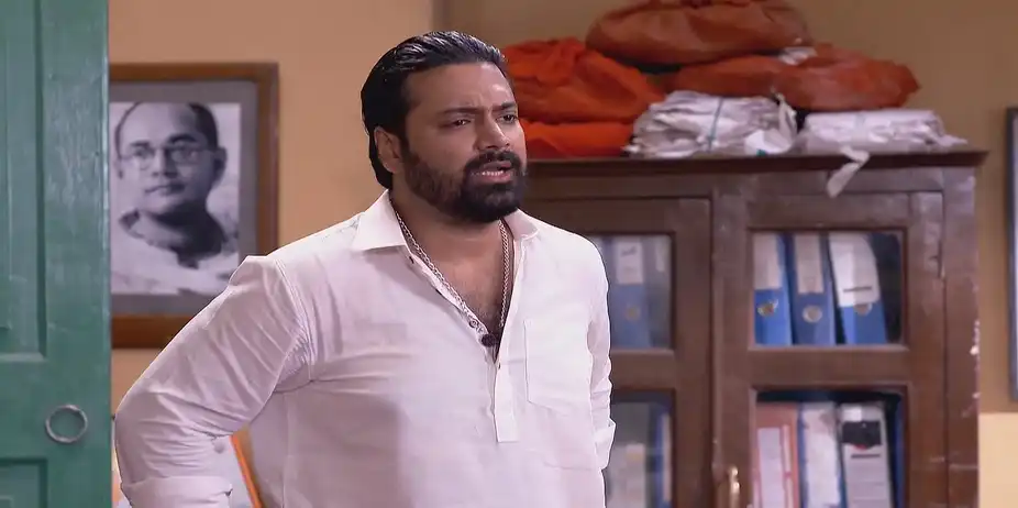 Parthasarathi's Men at Someshwar's House - Amader Dadamoni