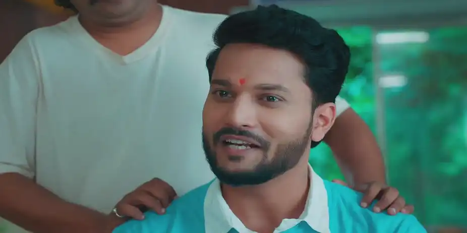 Kedar Gives Taarini a Saree - Taarini