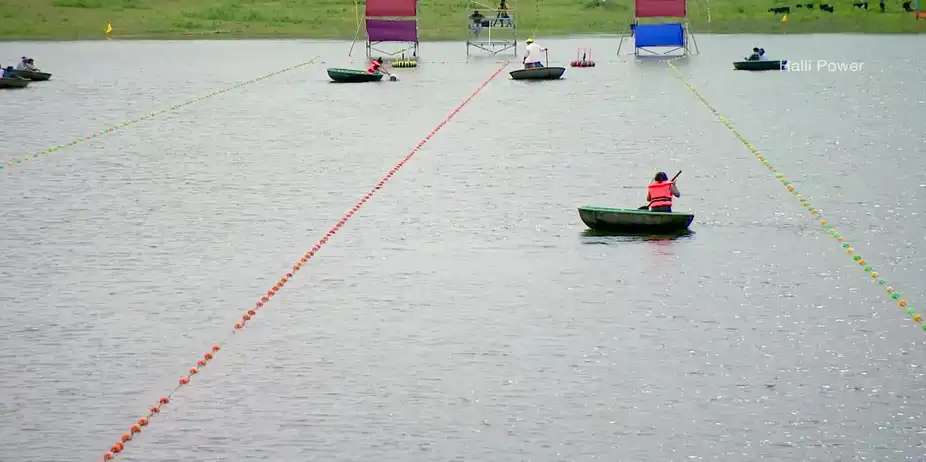 Rashmi vs Fareen on the Water - Halli Power