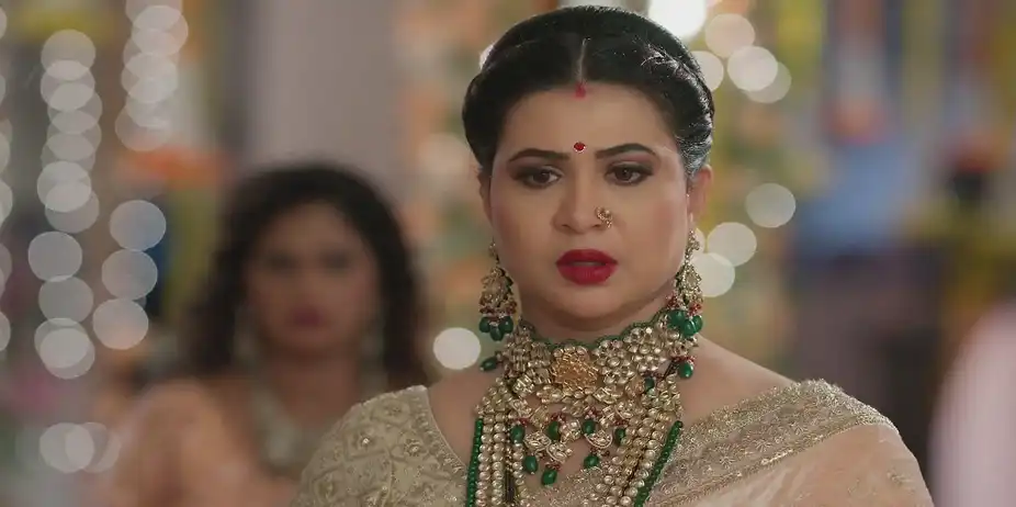 Vasudha Stops Chandrika from Signing - Vasudha