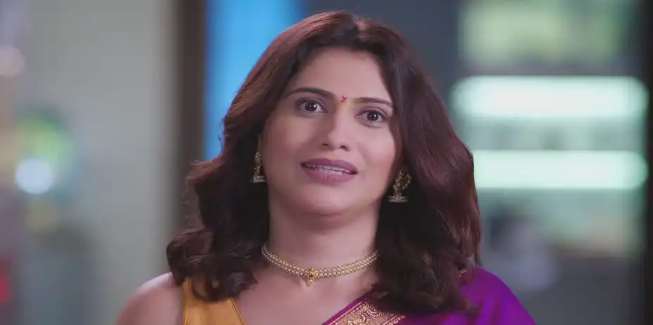 Tilottama Gives Gifts to Shivani - Savalyachi Janu Savali