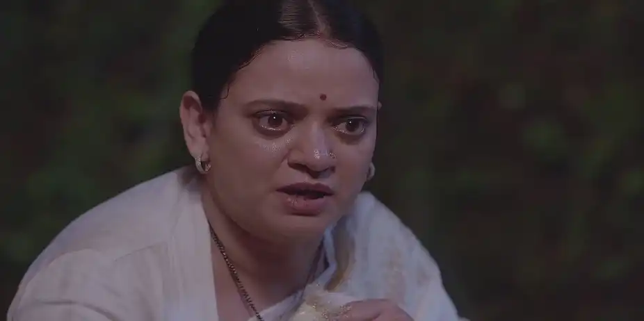 Meera Wakes Up Scared from a Dream - Tula Japnar Aahe