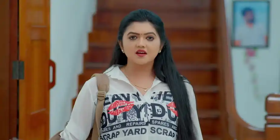 Devika Mistakes Varsha for a Thief - Manathe Kottaram