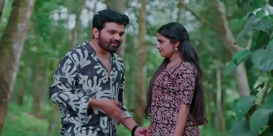 Varun Surprises Radhika - Snehapoorvam Shyama