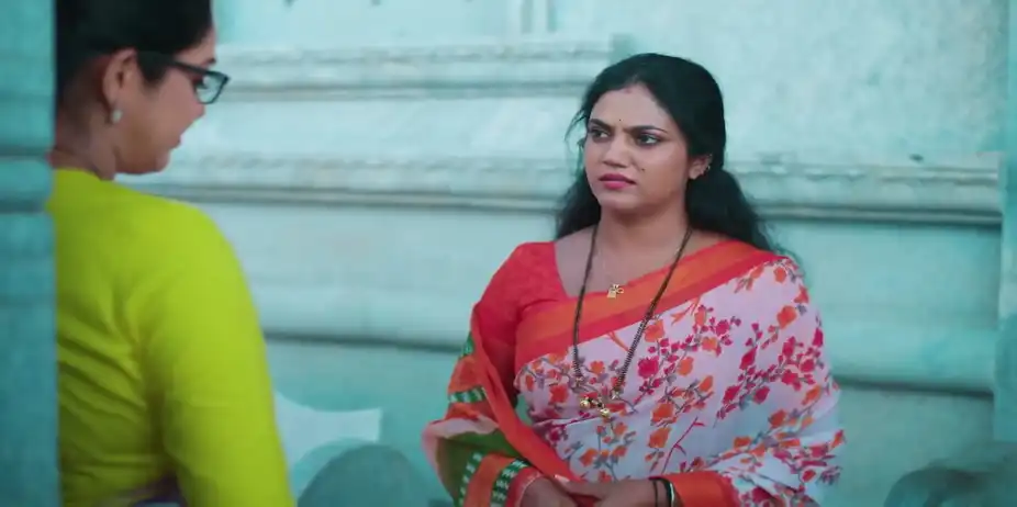Bhoomika Watches Her Parents From Afar - Amruthadhaare
