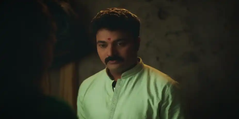 Gopal Helps Aarya Drape a Saree - Devmanus Madhla Adhyay
