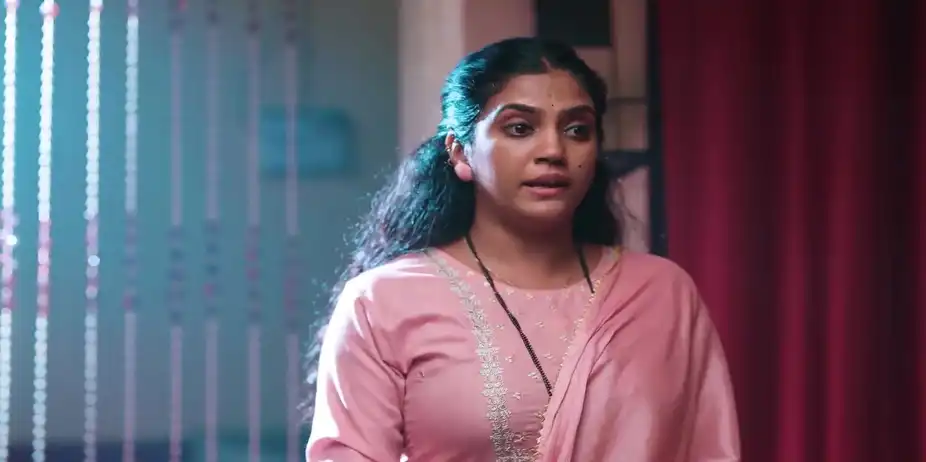Bhoomika Drinks the Coffee Given by Goutham - Amruthadhaare