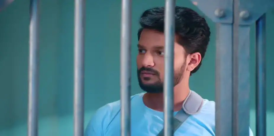 Kedar Defends Undercover Cops Against Natekar - Taarini