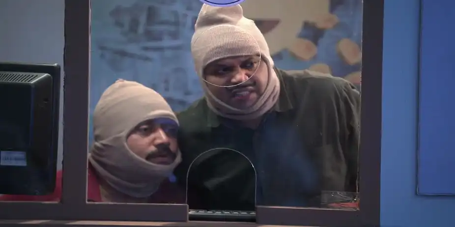 Happu and Beni Reach the Bank to Catch Pinky Gang - Happu Ki Ultan Paltan