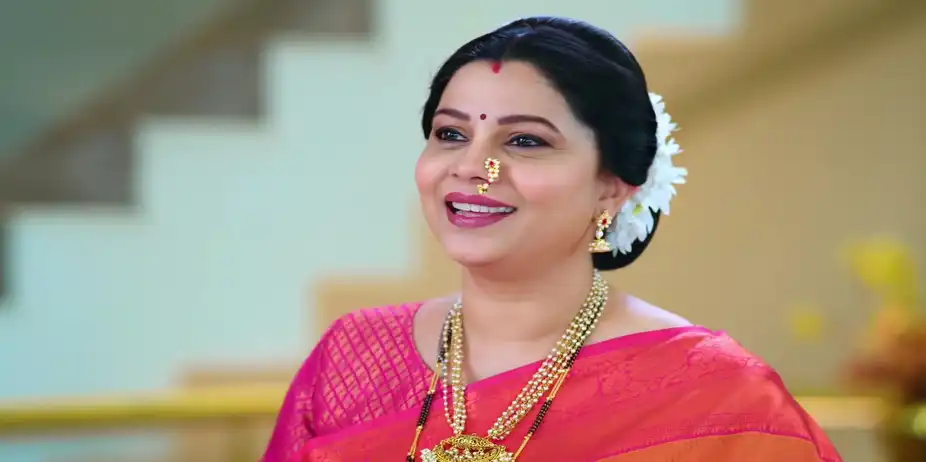 Chandrakant's Padwa Gift to Tilottama - Savalyachi Janu Savali