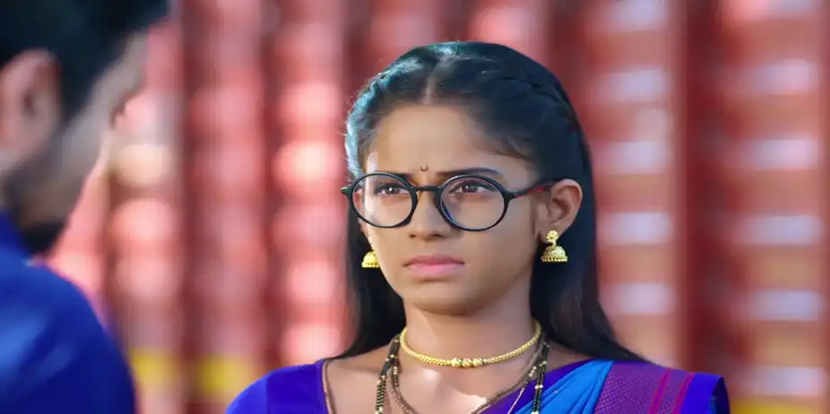 Savali Gives Money To Rajkumar - Savalyachi Janu Savali