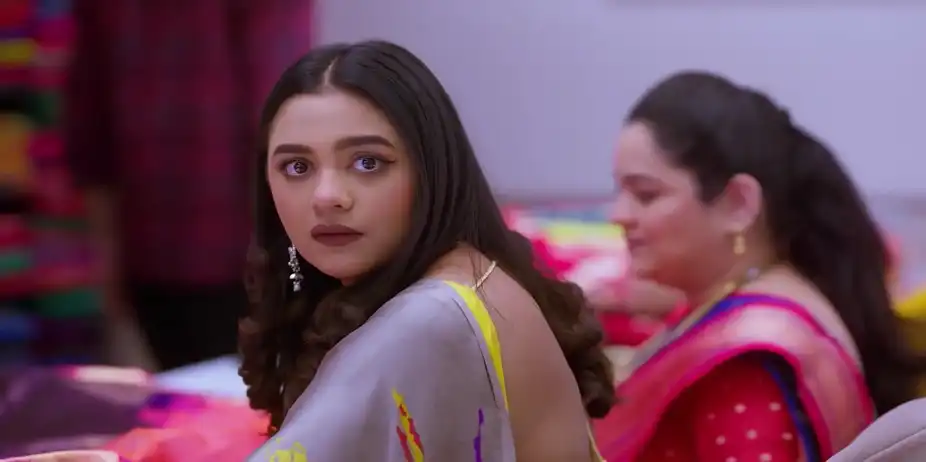 Atharva Helps Meera Choose a Sari - Tula Japnar Aahe
