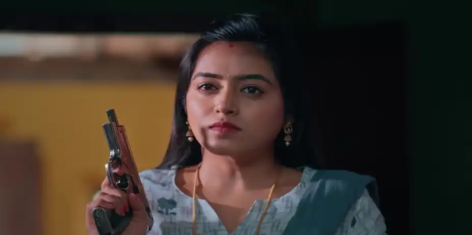Rithika Points the Gun at Jayan - Akale