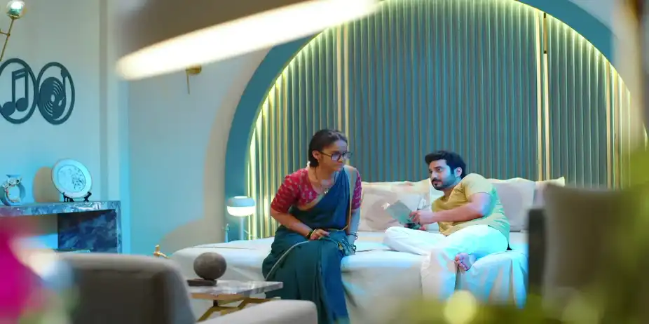 Savali Tells Sarang that She Met Rajkumar - Savalyachi Janu Savali