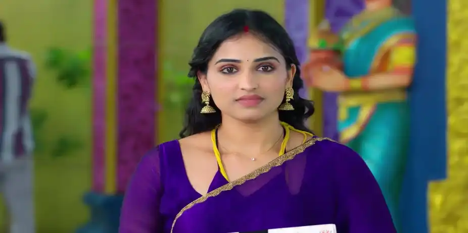 Chamundeshwari Gifts Clothes to Durga and Naveen - Karthigai Deepam