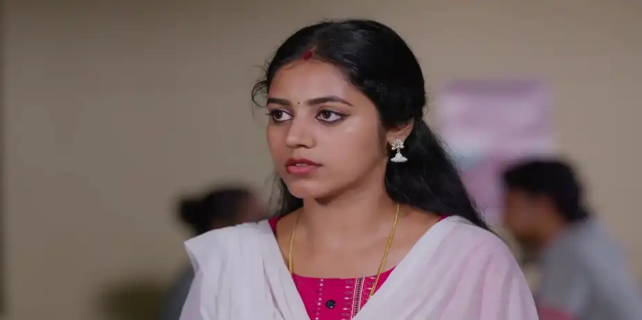 Nithya Gives a Fitting Reply to the SI - Madhura Nombara Kattu