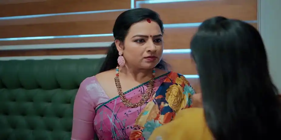 Saraswathyamma Threatens Ambika - Akale