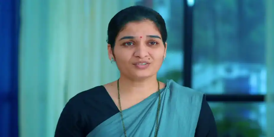Isha Tells the House Helpers to Take the Day Off - Taarini
