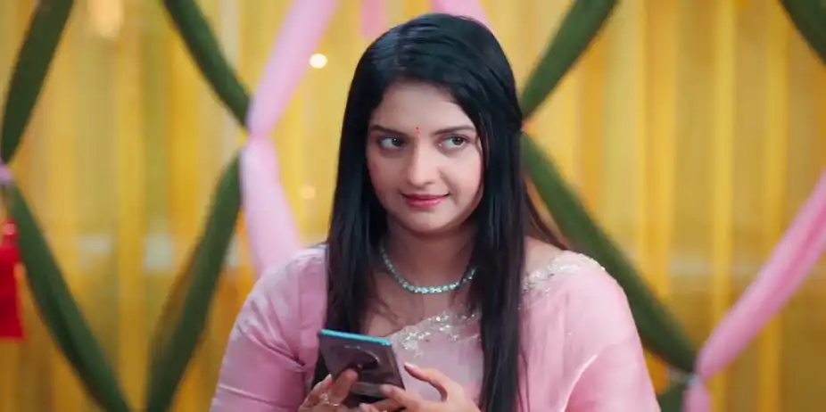 Mandakini Hides the Money in the Room - Veen Doghatli Hi Tutena