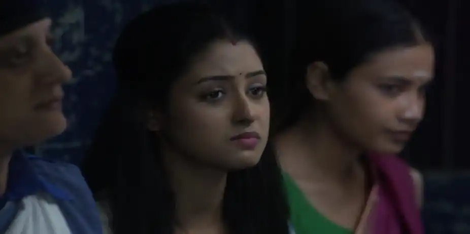 Rukmini Arrives in an Ambulance - Parineeta