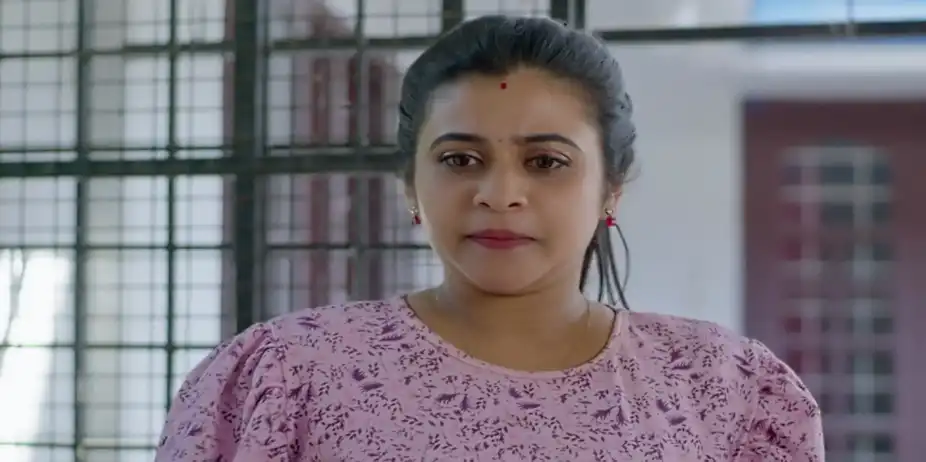Haritha Forces Chandrika to Wash Clothes - Manathe Kottaram