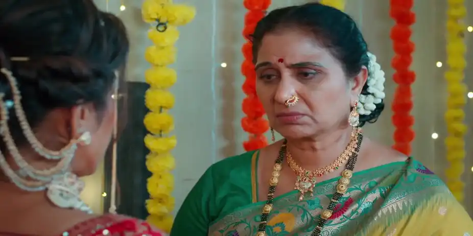 Will Adhira Reason with Dilip? - Veen Doghatli Hi Tutena