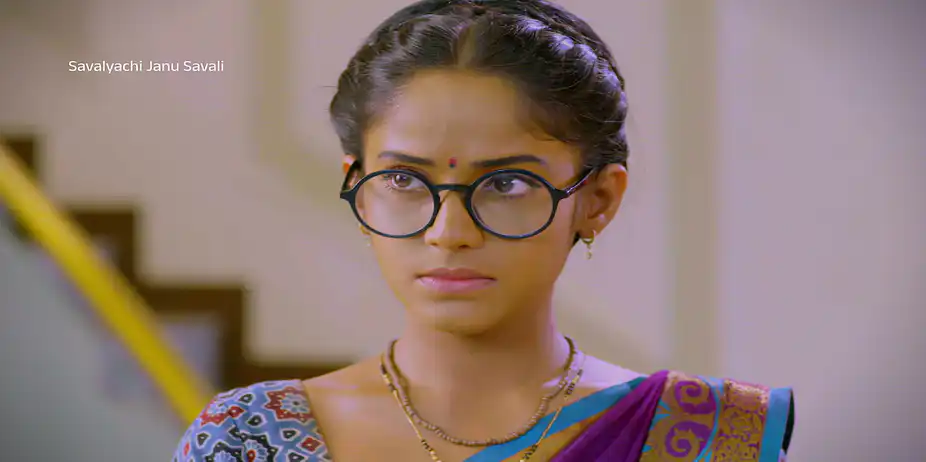 Tilottama Slaps Aishwarya - Savalyachi Janu Savali - Promo