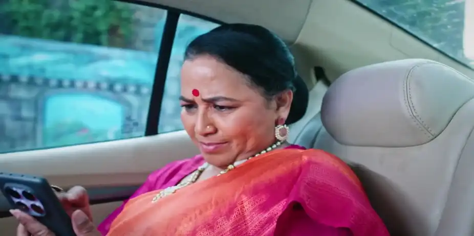 Kamini is Shocked Watching the Video on Charan’s Phone - Kamali