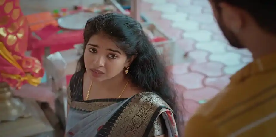 Vandana Has a Word with Devotees - Manathe Kottaram