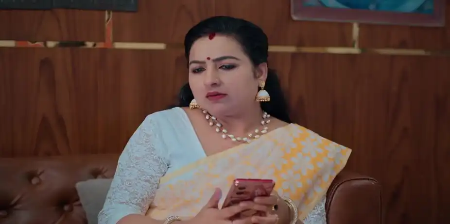 Raju Asks Yamini to Stay Alert - Akale