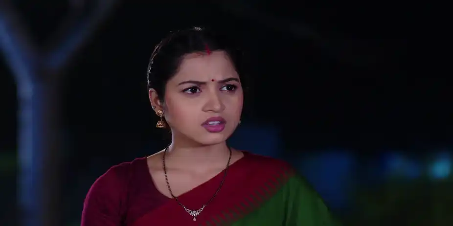 Dev Grows Suspicious about Archana - Sathi Sata Janmara