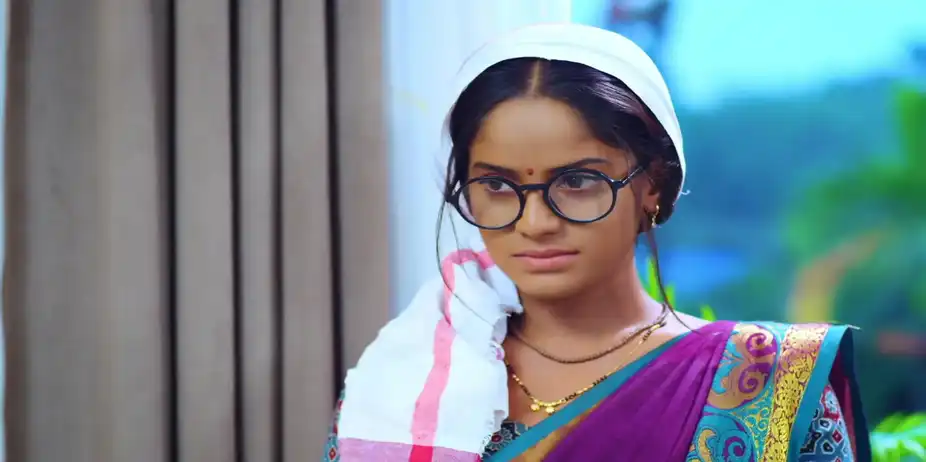 Sarang Comforts a Worried Savali - Savalyachi Janu Savali