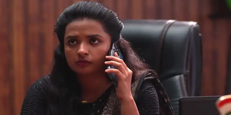 The Revenue Secretary Tells Shalini about Kumaran - Kudumbashree Sharada