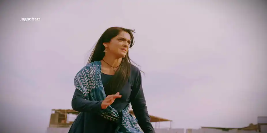 Rekha Is Robbed of Money by the Goons - Jagadhatri - Promo