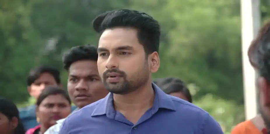 Priya Tries to Save a Group of People - Suna Jhia