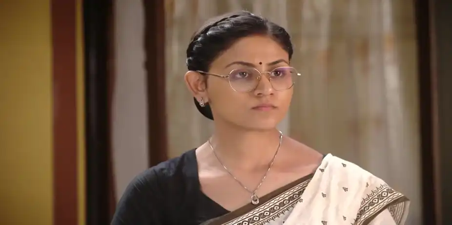 Priya Slaps a Goon - Suna Jhia