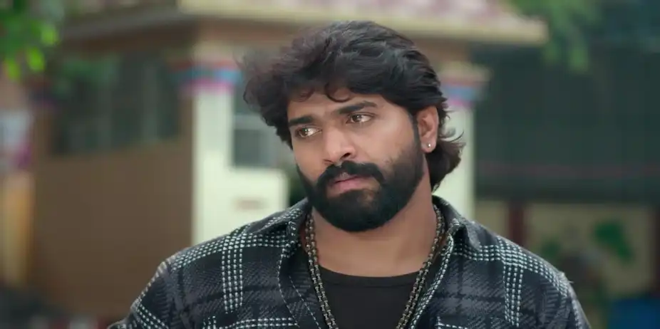 Bhuvana is Surprised to Find Indhu in the Temple - Chinnan Siru Kiliye