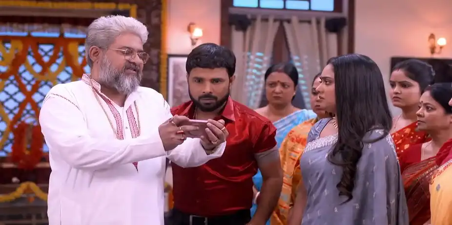 Parvati Looks for Probhaboti - Amader Dadamoni