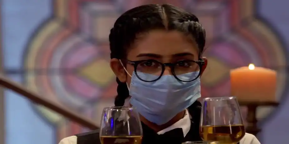 Parul and Rayan Disguse as Waiters - Parineeta