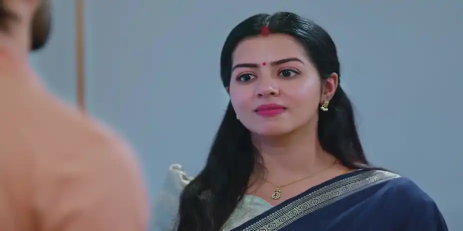 Nirmala Spots Naveen Entering Krishna's Room - KrishnaGadha