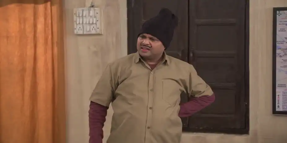 Peon Happu Mistreats an Officer's Wife - Happu Ki Ultan Paltan