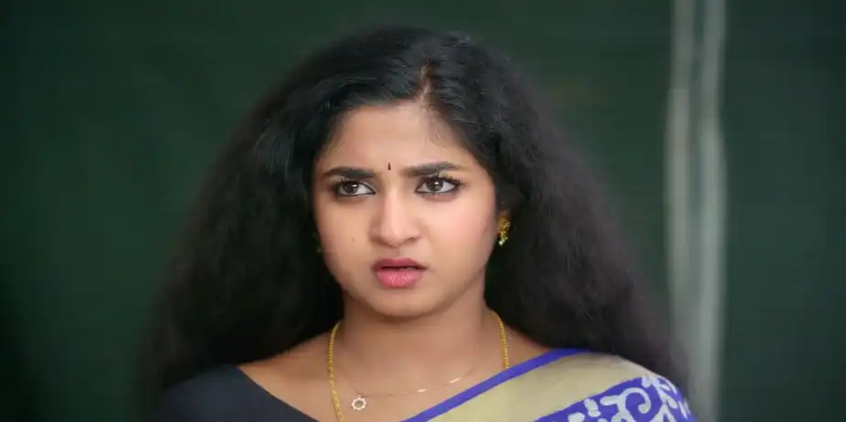 Indhu Holds Karna - Chinnan Siru Kiliye