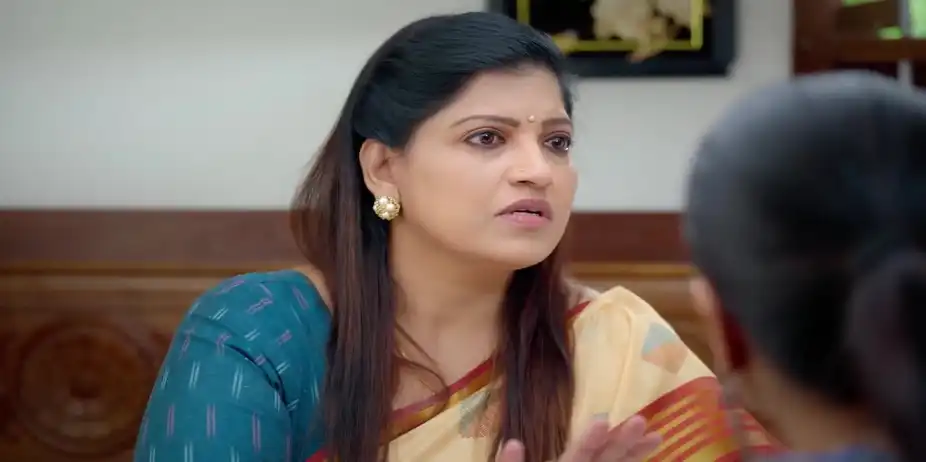 Viji Offers Food to Kumar - Veera