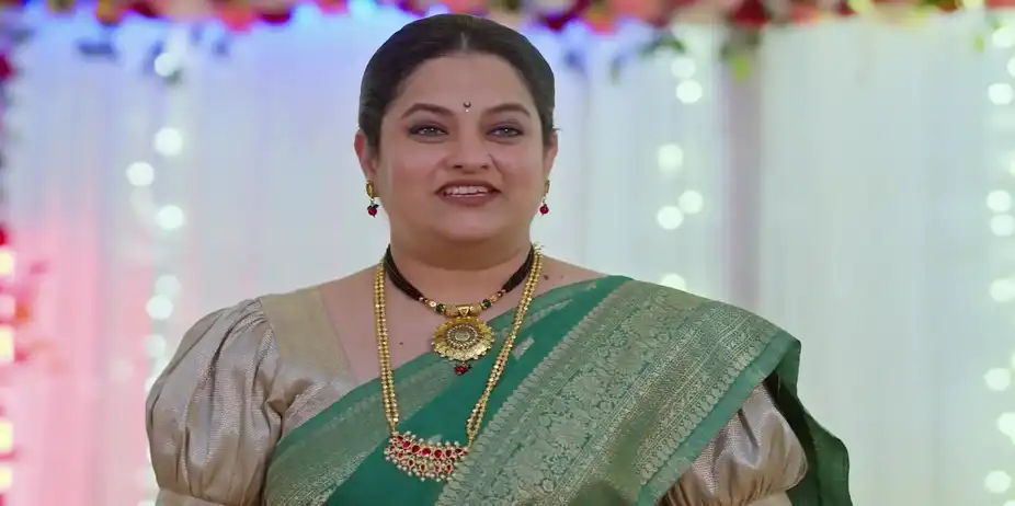 Narmada Taunts Manjiri - Tula Japnar Aahe