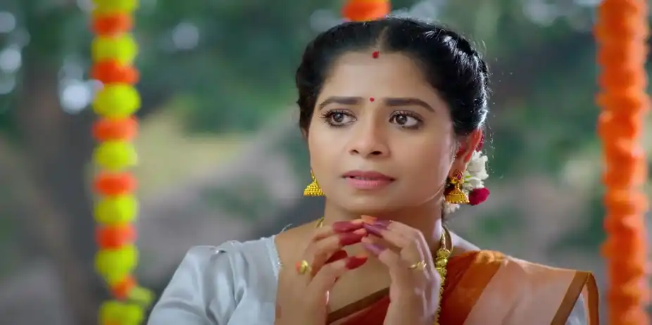 Bhuvana Gets Suspicious - Chinnan Siru Kiliye