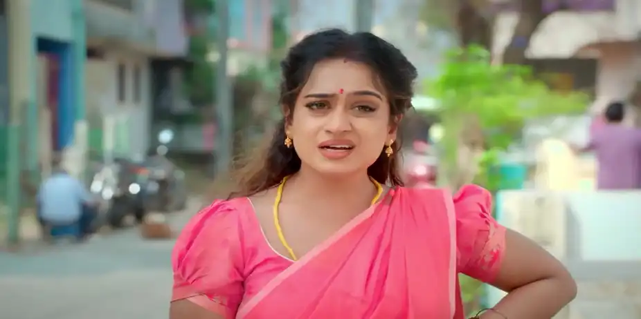 Meenakshi Argues with the Flower Seller - Karthigai Deepam