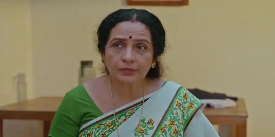 Raghu Has a Word with Chandrika - Manathe Kottaram
