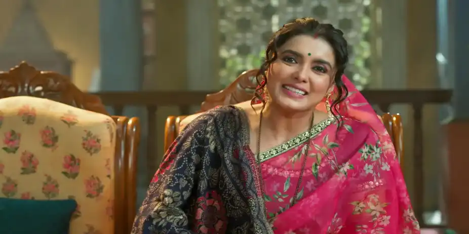 Geeta and Rita Clash while Choosing a Saree for Saavi - Gharwali Pedwali